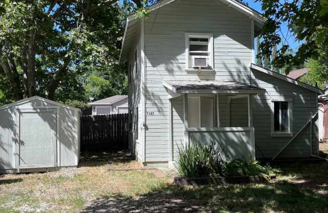 2 STORY ONE BEDROOM APARTMENT IN PENRYN! photos photos