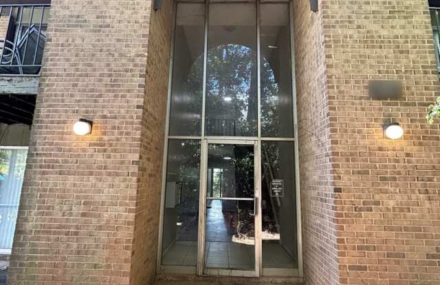 Spacious 3 Bed, 1 Bath Condo at Orchard Trace Gallery 3