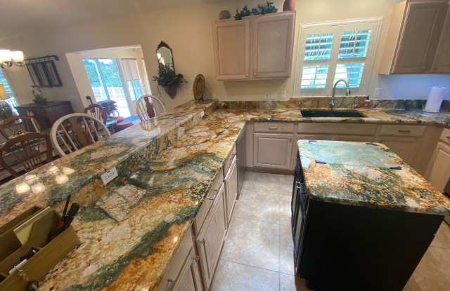 Beautiful Over Sized TURNKEY SEASONAL 2 bed 2 bath Rental on Golf Course in Polo Ridge Gallery 4
