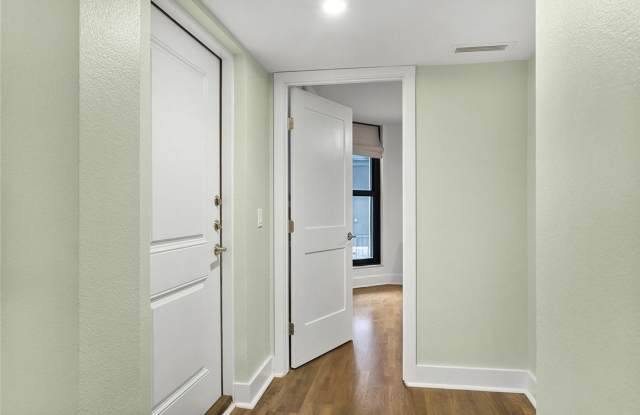 1000 N Station Gallery 3
