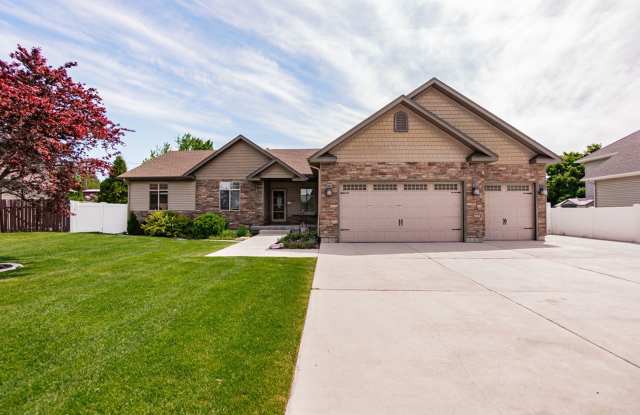 Beautiful- 5 bed/3 bath, 3 car garage and RV parking photos photos