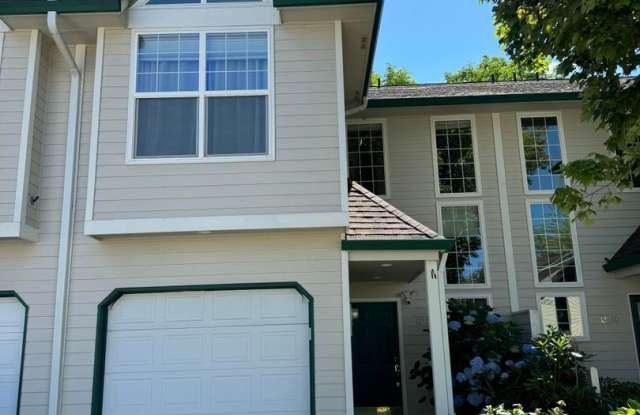 Stylish Townhouse, Luxury Amenities Throughout  Central Air Conditioning photos photos