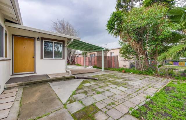 ***FIRST MONTH FREE*** Hardwood Floors- Gas Range-1 Car Garage - 3158 Hoover Street, Redwood City, CA 94063