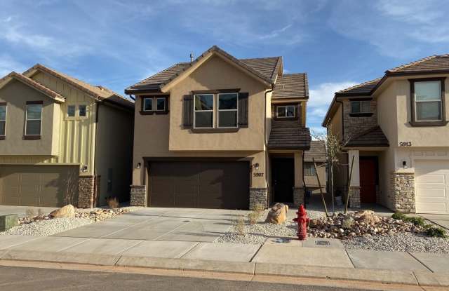 Modern Comfort Awaits – 4 Bed, 2.5 Bath Townhome in Desert Bluff photos photos