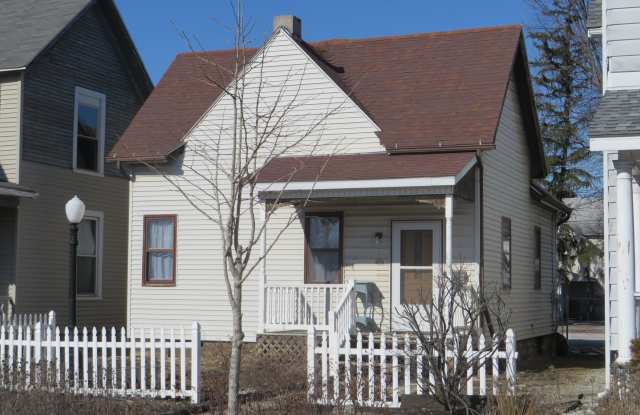 February - One Bedroom Cottage House in the Heart of Downtown (West Central, Downtown) photos photos