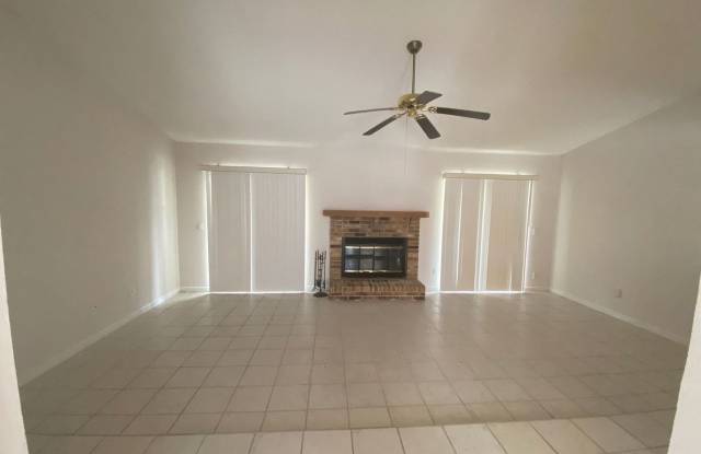 4 Bedroom 2 Bath waterfront home in Deltona for RENT! Gallery 3