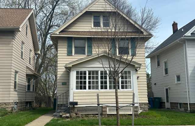 SINGLE FAMIKY FOR RENT IN MAPLEWOOD LOCATION ! photos photos