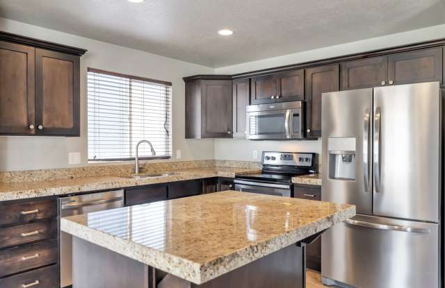 Stunning 5 bedroom - 4 bathroom Pet Friendly Home in Great West Haven! Available on Nov 5th! Gallery 4