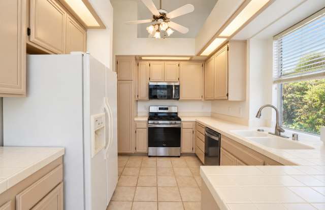 Beautiful Centrally Located Stonebrook Home Gallery 3