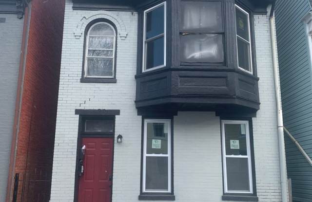 Available Now! 1st Floor 1 Bedroom Apartment with Yard - 23 East South Street, York, PA 17401