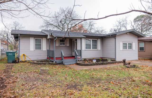 Beautiful 4 BR 2 BA, quiet neighborhood, fenced yard photos photos