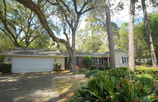 Gorgeous 4/3 Home with fenced yard and garage Gallery 3