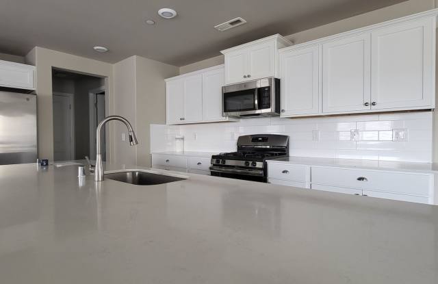 4 Bedroom DuPont Home for Rent Gallery 3