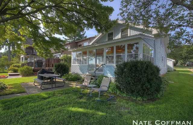 Lakefront 4 bed 2 bath home Gallery 3