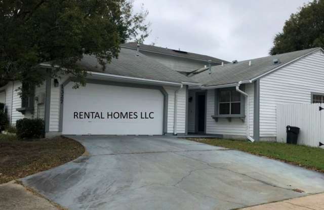 Longwood townhome, Two Bedrooms, Two Bathrooms, minutes away from Lake Mary Schools, Great Location for Shopping  convenient to I-4 Expressway, - 1327 Dunhill Drive, Longwood, FL 32750