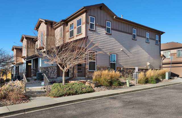 Beautiful 2 bdrm end unit with attach 2 car garage Gallery 4