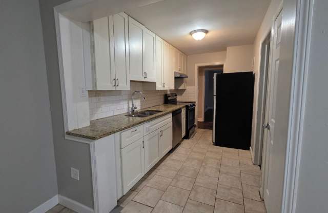 $400 OFF First Month!  3-Bedroom, 1.5 Bath Single Family for Rent in Raytown, MO | Attached Garage & Modern Kitchen Gallery 4