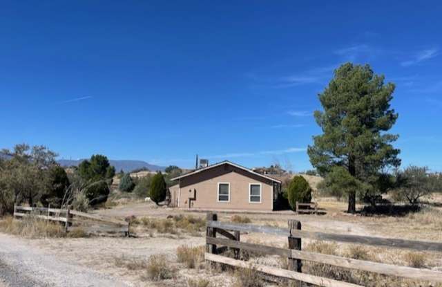 2 bedroom home on over 2 acres - Contact Property Pros Property Management Gallery 3