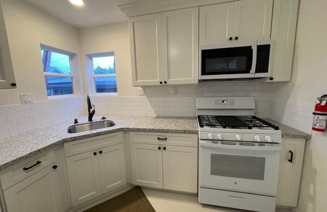Beautiful Remodeled Oakley 2 Bedroom Home. Gallery 1