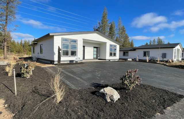 Two Bedroom duplex in LA Pine! photos photos