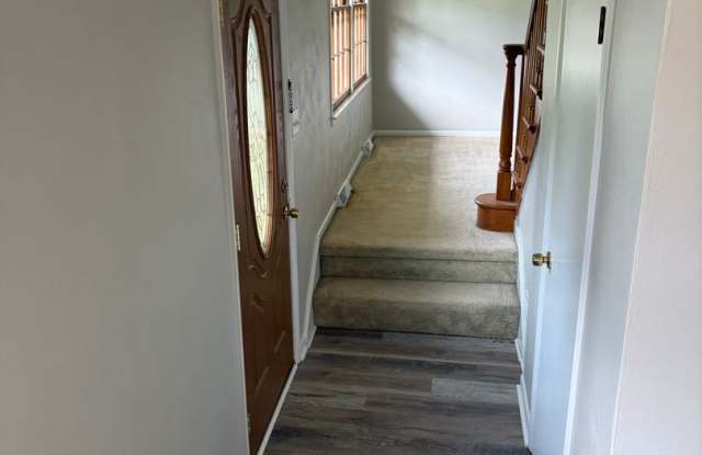 Spacious 4-Bedroom Home with Garage & Fenced Backyard in Hampton! Gallery 3