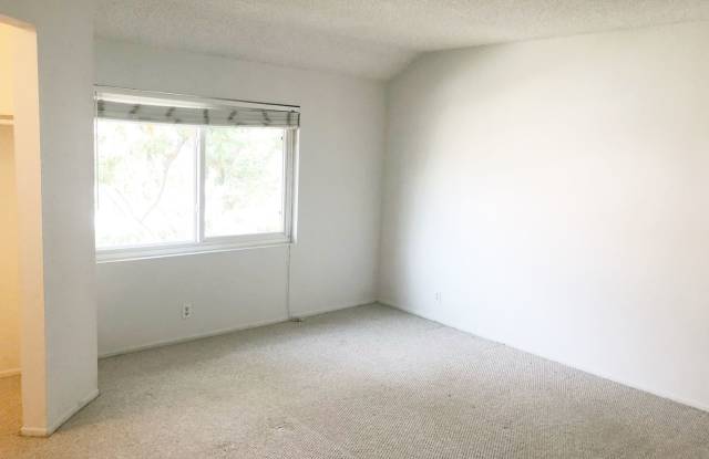 Amazing 2 bedroom townhome in the Woodbridge Community! photos photos