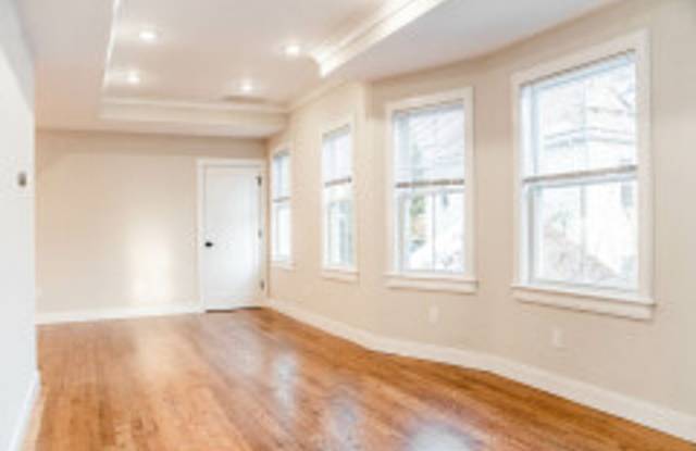 ROOM FOR RENT IN 5-BEDROOM TOWNHOUSE IN OAK SQUARE | IN-UNIT LAUNDRY + PARKING Gallery 1