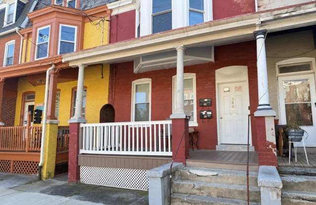 Spacious 2 bedroom 1.5 bathroom Victorian Style Apartment in Lancaster City with Bonus Room! Gallery 4