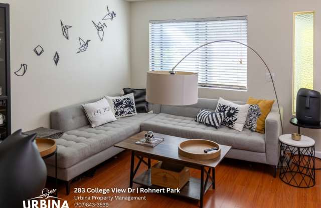 Two Bedroom Townhouse with Private Patio and Community Pool Gallery 4