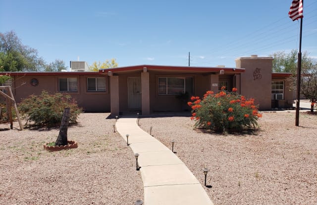 1361 W Newton Dr - 1361 West Newton Drive, Casas Adobes, AZ 85704
