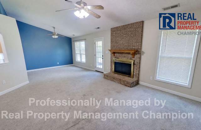 3 BD/2 BA Home on Cul-de-Sac w/Fireplace, Fenced Yard, Attached Garage Near Camp Lejeune Gallery 3