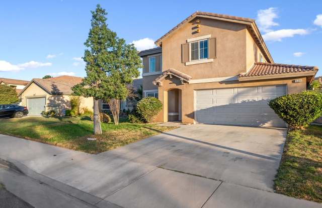 Charming 5 Bed |2.5 Bath Gallery 3