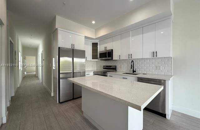 1786 SW 9th St # 4 (A11932110) photos photos