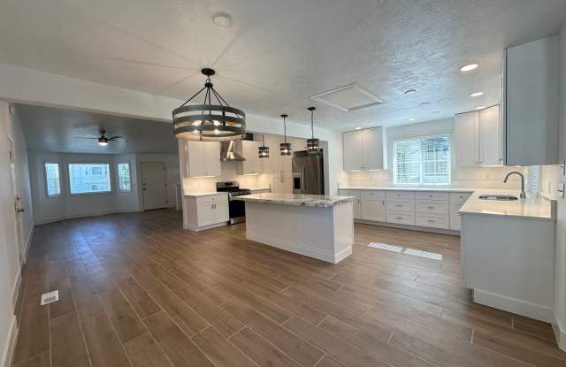 5 Bedrooms, Gorgeous Kitchen & Your Own Fenced Backyard | For Rent Gallery 3