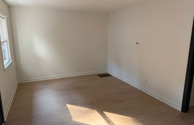 Cute 2 Bedroom Duplex in Enderly Park!! Gallery 4
