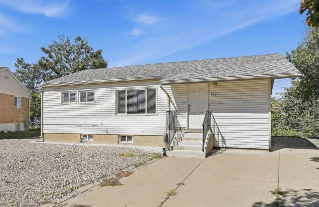 Spacious 4 Bed, 1 Bath Pet-Friendly Home with Equipped Appliances! - Available NOW! Gallery 3