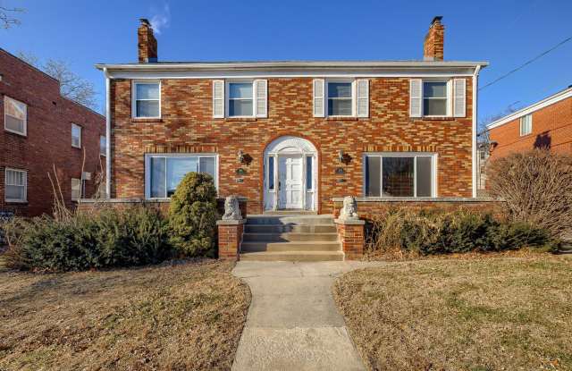 Charming 3 Bedroom Duplex In Prime Location!! photos photos