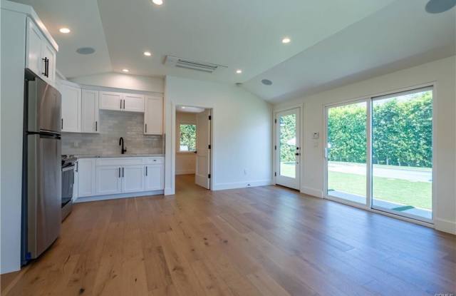 4643 Varna Avenue photos photos