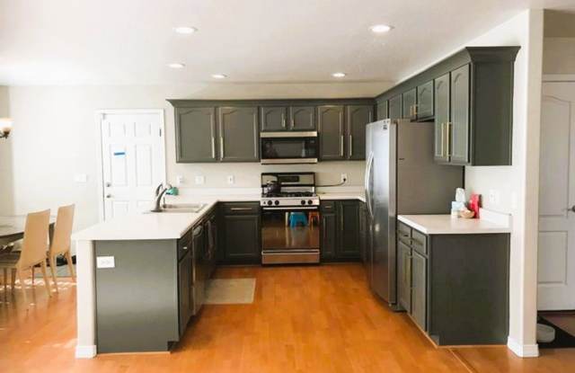 Spacious Trailside Home - 5 Bed - A/C - 2 Car Garage - Fenced Yard Gallery 3