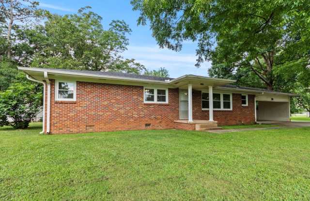 LOCATION IN THE MIDDLE OF IT ALL! SPARKLING CLEAN! LAWNCARE INLCUDED! photos photos