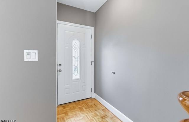 33 Franklin Ave Gallery 4