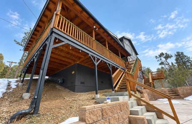 Gorgeous 3 Bed / 2.5 Bath Cabin-Style Home! Gallery 3