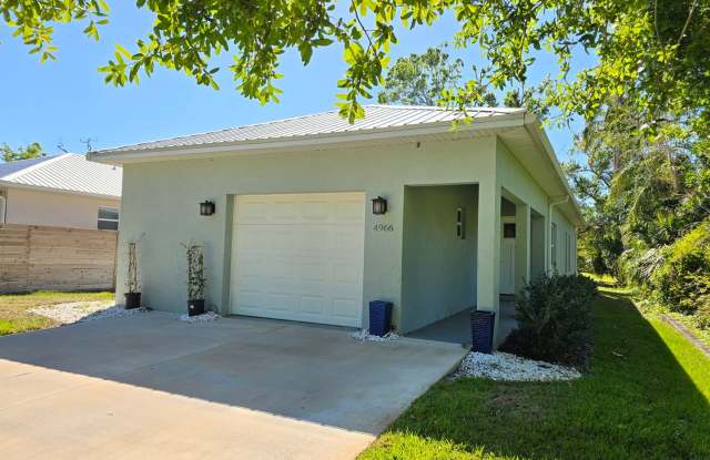 Charming 3-Bedroom, 2-Bath Home in Sarasota ~ Near Legacy Trail photos photos