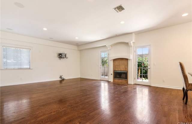 1752 Date Avenue Gallery 3