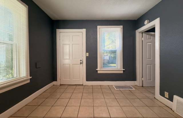 2 Bedroom Lower Duplex Milwaukee Gallery 4