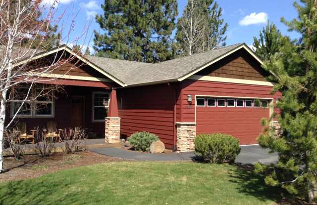 Two Bedroom Plus Office in West Bend Available 5/15 - Yard Care Included! photos photos