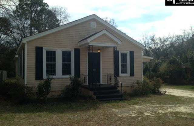 Located in the sought-after Cayce avenues and minuets away from USC, The River Walk, and Downtown! - 1305 Oakland Avenue, Cayce, SC 29033