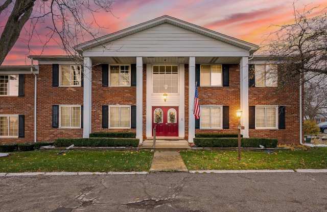 Experience contemporary living in this newly remodeled 2-bedroom, 2.1-bath luxury condo in Bloomfield Hills. - 2426 Mulberry Square, Oakland County, MI 48302