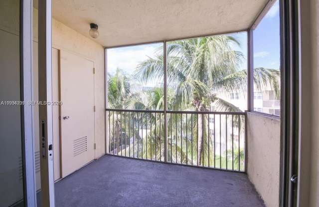 8215 Lake Dr - 8215 Lake Drive, Doral, FL 33166