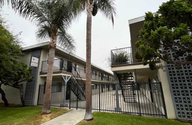 MOVE IN SPECIAL*$500 OFF 2ND MONTHS RENT*SPACIOUS 2 BEDROOM 1 BATH UPSTAIRS WITH 1 SHARED PARKING SPACE INCLUDED photos photos